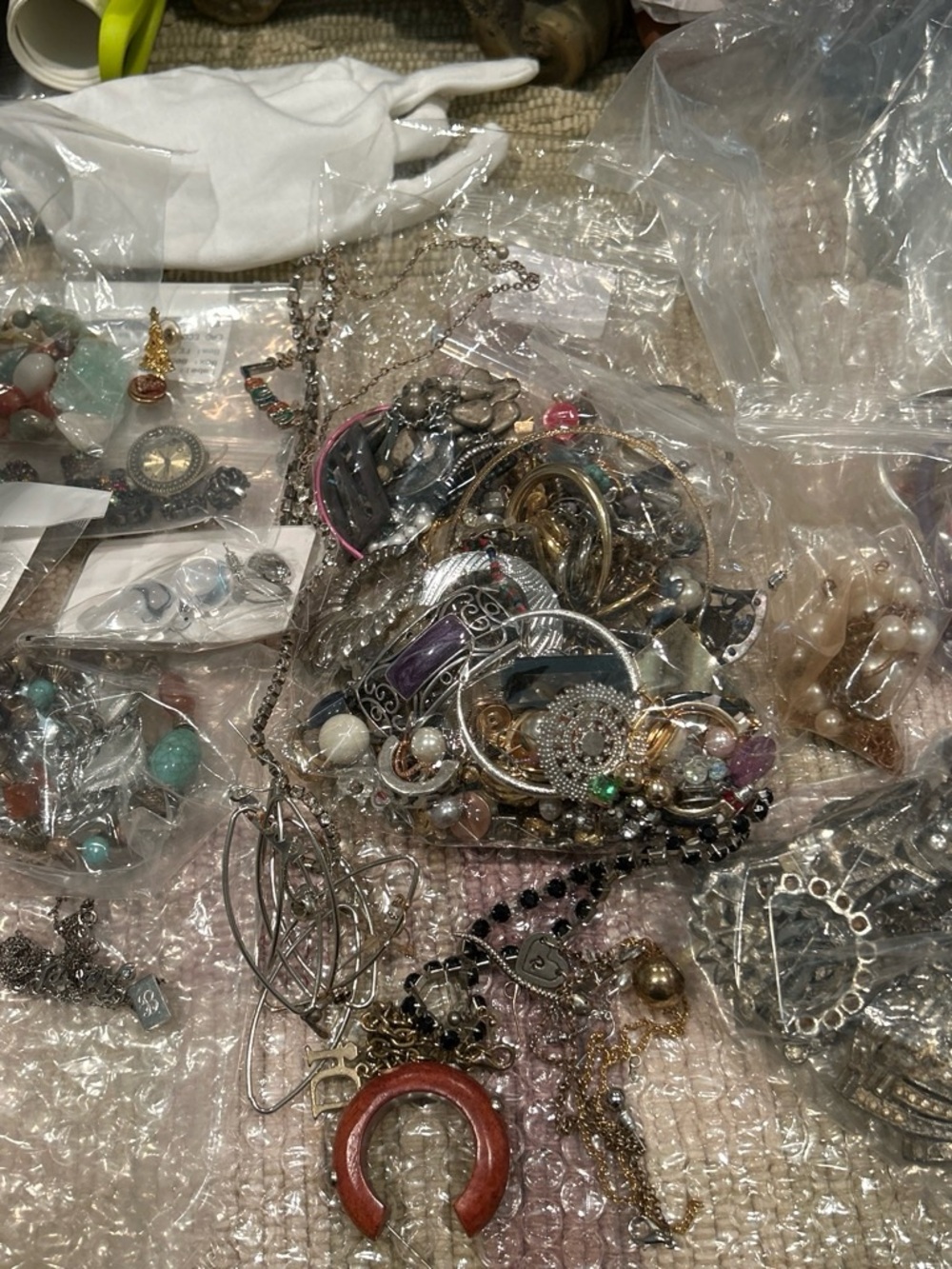 Mixed broken jewerly, missing pairs etc for crafting
